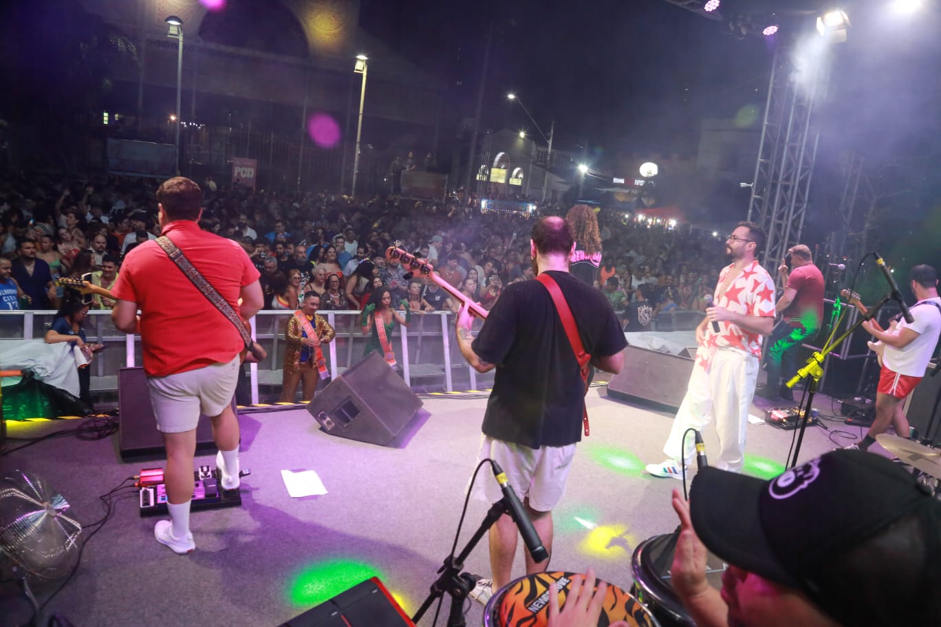 palco do mercado dos pinhões,mostrando o público ao fundo